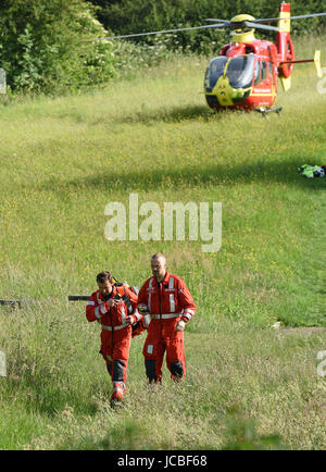 West Midlands Air Ambulance medico e paramedico lasciare l'elicottero per trovare le vittime di incidenti a Regno Unito Foto Stock