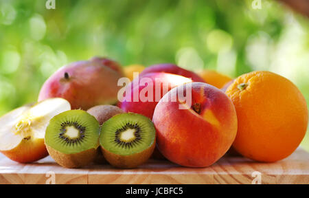 Arancione, pesche e fette di kiwi Foto Stock