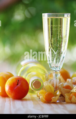 Bottiglia di vino bianco, vetro e frutta Foto Stock