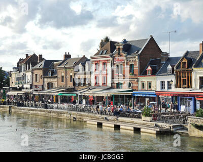 AMIENS, Francia - 10 agosto 2014: ristoranti sul Quai Belu sul fiume Somme nella città di Amiens, Francia. Amiens è la capitale del dipartimento della Somme in Piccardia, Francia. Foto Stock