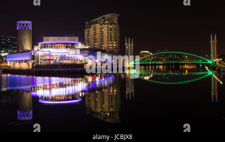 Le riflessioni di Media City Salford Quays, Manchester Foto Stock