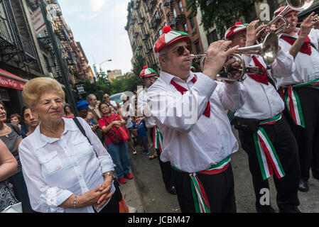 New York, Stati Uniti d'America - Rosso di Mike Band Festival conduce il giorno di festa per la processione di San Antonio da Padova Chiesa, New York, Stati Uniti d'America - parrocchiani assemblare al di fuori del santuario chiesa di Sant'Antonio di Padova per il giorno di festa processione. Il tradizionalmente italiano American congregazione ha sempre più diversificata negli ultimi anni a causa di una modifica di comunità e gentrification.©Stacy Rosenstock Walsh Foto Stock