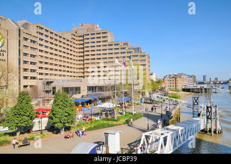 La torre Guoman Hotel e Thames Path sulla sponda nord, London, England, Regno Unito Foto Stock