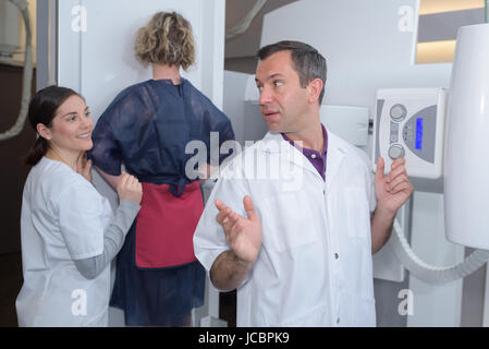 Medico e infermiere scherzando mentre si fa la mammografia Foto Stock