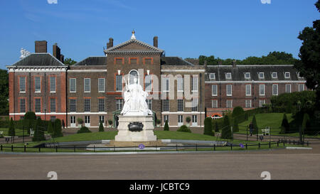 Jun14, 2017 - progettato dalla principessa Louise (Duchessa di Argyll) nel 1893, questa statua in marmo mostra la sua Madre, Regina Victoria, nella sua incoronazione accappatoi in Foto Stock