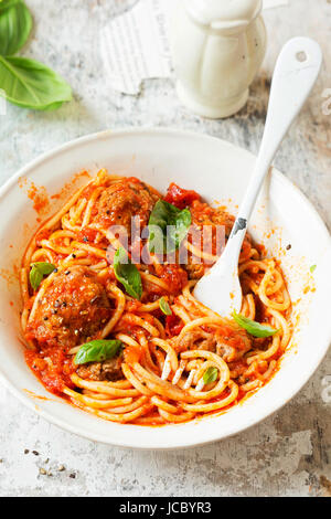 Le polpette di carne in salsa di pomodoro con spaghetti Foto Stock