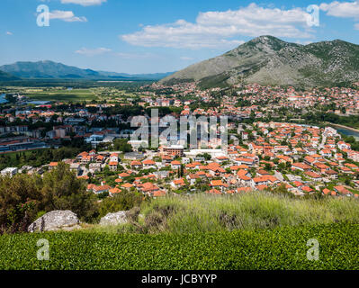 Trebinje, Bosnia Erzegovina - 28 Maggio 2017 - Vista di Trebinje in Bosnia ed Erzegovina, dalla collina Crkvina, in una giornata di sole. Foto Stock