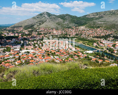 Trebinje, Bosnia Erzegovina - 28 Maggio 2017 - Vista di Trebinje in Bosnia ed Erzegovina, dalla collina Crkvina, in una giornata di sole. Foto Stock