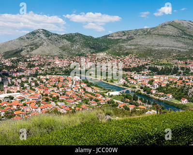 Trebinje, Bosnia Erzegovina - 28 Maggio 2017 - Vista di Trebinje in Bosnia ed Erzegovina, dalla collina Crkvina, in una giornata di sole. Foto Stock