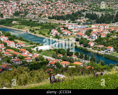 Trebinje, Bosnia Erzegovina - 28 Maggio 2017 - Vista di Trebinje in Bosnia ed Erzegovina, dalla collina Crkvina, in una giornata di sole. Foto Stock