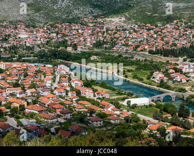 Trebinje, Bosnia Erzegovina - 28 Maggio 2017 - Vista di Trebinje in Bosnia ed Erzegovina, dalla collina Crkvina, in una giornata di sole. Foto Stock