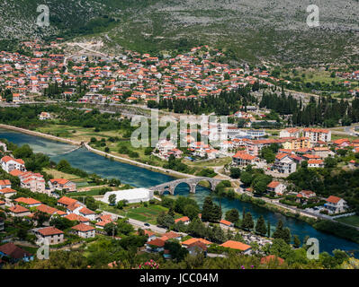 Trebinje, Bosnia Erzegovina - 28 Maggio 2017 - Vista di Trebinje in Bosnia ed Erzegovina, dalla collina Crkvina, in una giornata di sole. Foto Stock