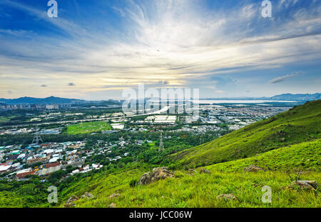 Il famoso skyline di Hong Kong Yuen Long downtown tramonto Foto Stock