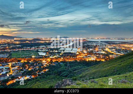 Il famoso skyline di Hong Kong Yuen Long downtown tramonto Foto Stock