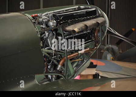 Il Supermarine Spitfire Rolls Royce motore su vista in appendiabiti a Duxford Foto Stock