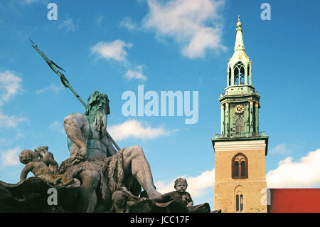 Neptunbrunnen Deutschland Berlin / Neptun fontana Germania Berlino Foto Stock