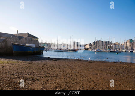 Grande barca blu, nave appoggiata contro la parete a bassa marea sulla soleggiata giornata estiva con cielo blu chiaro. Il Barbican. Plymouth, devon, englang, Regno Unito Foto Stock