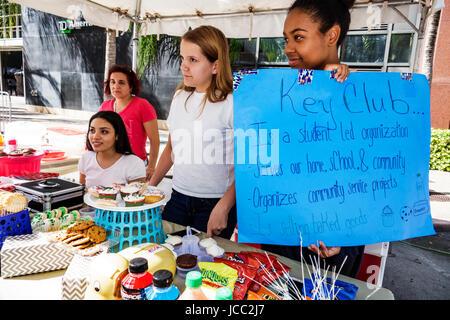 Florida Coral Gables Miami Street festival, ispanici africani neri, ragazza ragazze capretto femmina, teen teen teen adolager studenti studenti, v Foto Stock