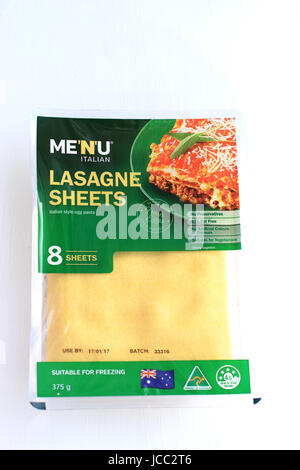 Lasagne in un pacchetto isolata contro uno sfondo bianco Foto Stock