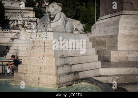 Roma, Italia. 14 Giugno, 2017. Per evitare che episodi che sono in contrasto con le regole di progettazione urbana e di garantire una protezione adeguata dello storico patrimonio artistico e archeologico di Roma capitale il sindaco di Roma Virginia Raggi, ha firmato un decreto che istituisce una serie di divieti applicati a circa quaranta fontane di particolare interesse storico, artistico ed archeologico, comprese le loro basi e le relative aree di appartenenza . Credito: Andrea Ronchini/Pacific Press/Alamy Live News Foto Stock