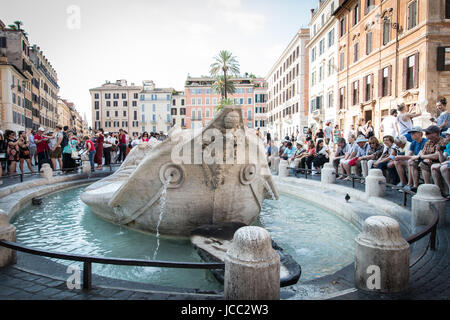 Roma, Italia. 14 Giugno, 2017. Per evitare che episodi che sono in contrasto con le regole di progettazione urbana e di garantire una protezione adeguata dello storico patrimonio artistico e archeologico di Roma capitale il sindaco di Roma Virginia Raggi, ha firmato un decreto che istituisce una serie di divieti applicati a circa quaranta fontane di particolare interesse storico, artistico ed archeologico, comprese le loro basi e le relative aree di appartenenza . Credito: Andrea Ronchini/Pacific Press/Alamy Live News Foto Stock