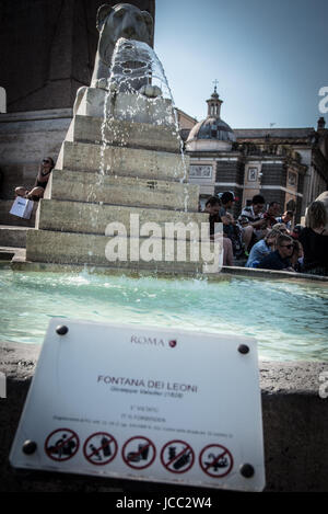 Roma, Italia. 14 Giugno, 2017. Per evitare che episodi che sono in contrasto con le regole di progettazione urbana e di garantire una protezione adeguata dello storico patrimonio artistico e archeologico di Roma capitale il sindaco di Roma Virginia Raggi, ha firmato un decreto che istituisce una serie di divieti applicati a circa quaranta fontane di particolare interesse storico, artistico ed archeologico, comprese le loro basi e le relative aree di appartenenza . Credito: Andrea Ronchini/Pacific Press/Alamy Live News Foto Stock