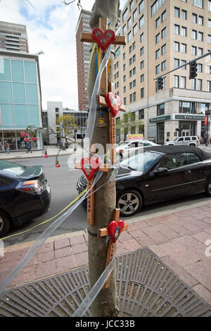 Memoriali alla maratona di Boston il bombardamento di vittime presso il sito di una delle esplosioni Boston STATI UNITI D'AMERICA Foto Stock