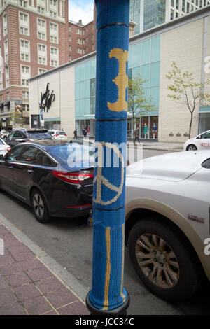 Filato yarnbombs cozies memoriale della maratona di Boston il bombardamento di vittime presso il sito di una delle esplosioni Boston STATI UNITI D'AMERICA Foto Stock