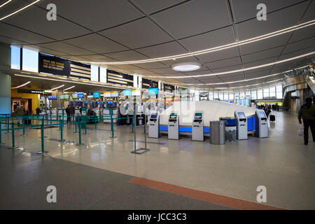 Il terminale c area check in l'aeroporto internazionale Boston Logan USA Foto Stock