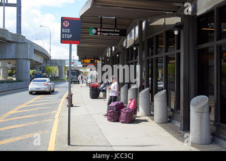 Fermata bus fuori l'aeroporto internazionale Boston Logan esterno USA Foto Stock