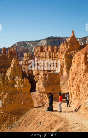 Scattare fotografie dalla Queen's Garden Trail, Parco Nazionale di Bryce Canyon, Utah, Stati Uniti d'America Foto Stock