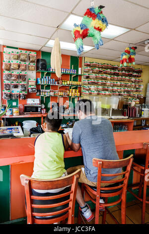 Miami Florida,Little Havana,Neighborhood,Taqueria El Mexicano,ristorante ristoranti ristoranti cibo bar ristoranti, ristoranti, ristoranti, ristoranti, cibo, bancone, uomo ispanico maschio, Foto Stock