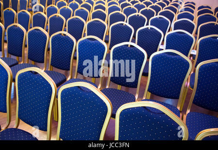 Vuoto azzurro auditorium colorati posti in business sconosciuto hall Foto Stock