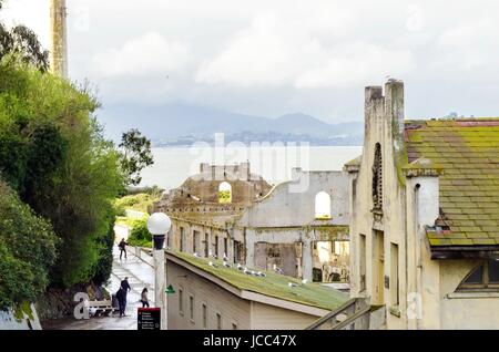 La sala sociale sull isola di Alcatraz prigione, ora un museo a San Francisco, California, Stati Uniti d'America. Una vista del spogliato, bruciata, pareti ammuffite e le rovine, un risultato della nativa occupazione americana. Foto Stock