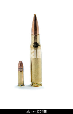 Il confronto delle dimensioni di una cartuccia .308 contro un .22 rilfe lungo la cartuccia. Foto Stock