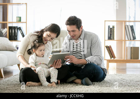 Armoniosa famiglia multiculturale Foto Stock