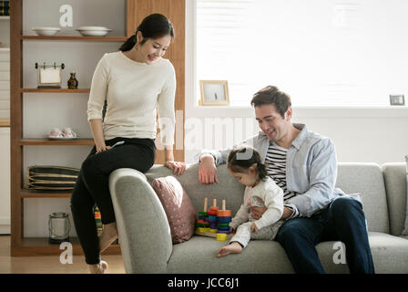 Armoniosa famiglia multiculturale Foto Stock