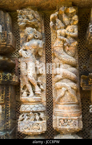 Exquisitely intagliate colonne cilindriche a Sun tempio, Konark, Orissa, India, Asia Foto Stock