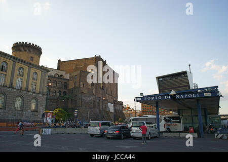 Via Acton a Napoli Italia, Porto e Castello Maschio Angioino Foto Stock