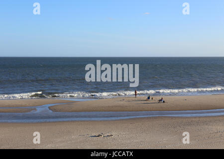 Evento familiare la pesca in mare. vicino Piriapolis, Uruguay - Aprile 2017 Foto Stock