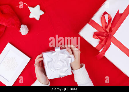 Giftboxes, Santa cap, foto di fiocco di neve e toy star Foto Stock