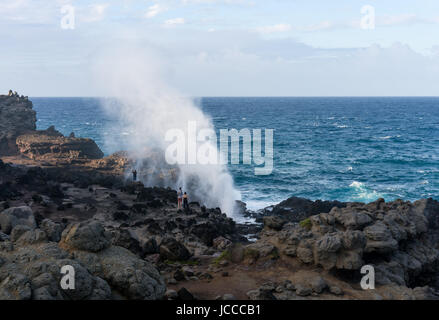 Nakalele Blowhole sulla costa nord di Maui erutta Foto Stock