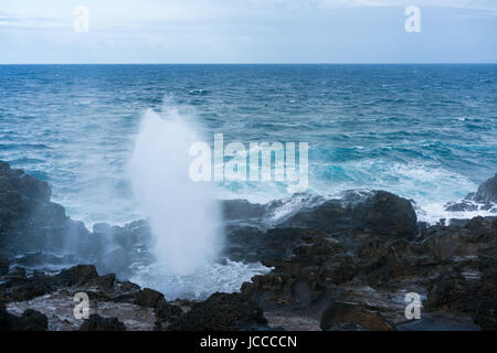 Nakalele Blowhole sulla costa nord di Maui erutta Foto Stock