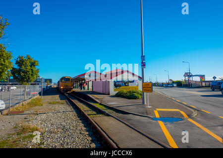 Greymouth, Nuova Zelanda - 24 Maggio 2017: il traffico attende per veicoli che sopraggiungono per attraversare una singola corsia strada-ferrovia a ponte sopra il fiume Taramakau vicino Graymo Foto Stock