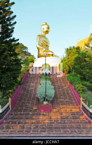 Scale a Phra Phuttha Kitti Siri Chai statua del Buddha sulla montagna Thongchai al divieto Krut in Prachuap Khiri Khan provincia della Thailandia Foto Stock