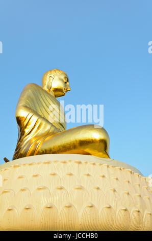 Phra Phuttha Kitti Siri Chai, grande golden statua del Buddha sulla montagna Thongchai al divieto Krut in Prachuap Khiri Khan provincia della Thailandia Foto Stock