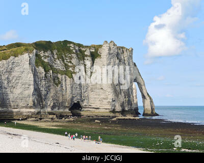 Vista della scogliera con arco sul canale inglese spiaggia di Eretrat cote d'alabastro, Francia Foto Stock