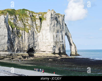 Scogliera con arco sul canale inglese spiaggia di Eretrat cote d'alabastro, Francia Foto Stock