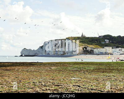 Vista del villaggio Eretrat e cliff sul canale inglese spiaggia di cote d'alabastro, Francia Foto Stock