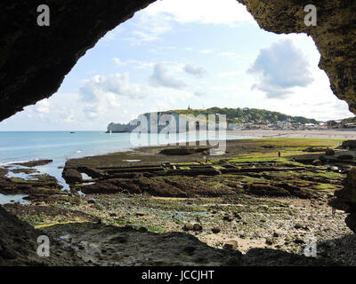 Vista dalla grotta sul villaggio Eretrat sul canale inglese cote d'alabastro, Francia Foto Stock